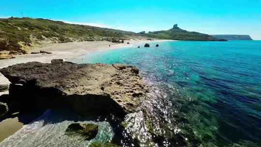FPV无人机航拍海浪沙滩海滩海岛蓝天撒丁岛