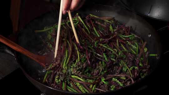 东北山野菜肉馅制作过程