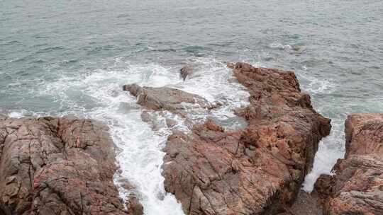 大梅沙礁石风起浪涌