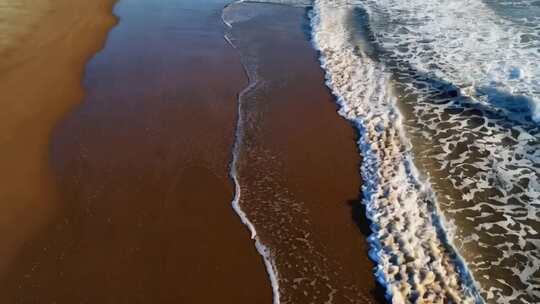 俯拍海浪拍打沙滩画面