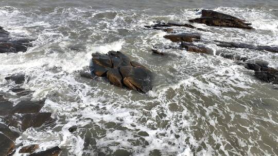 海水拍打礁石海浪拍打岩石海水浪花拍打礁石