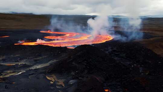 火山喷发 岩浆涌动 烟雾笼罩 地心奇景