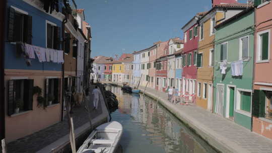 意大利布拉诺岛色彩缤纷的房屋和运河