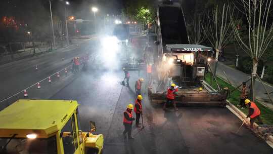 城市夜晚道路抢修过年路面翻修夜晚加班航拍