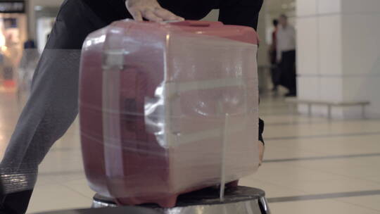 在机场包装行李视频素材模板下载