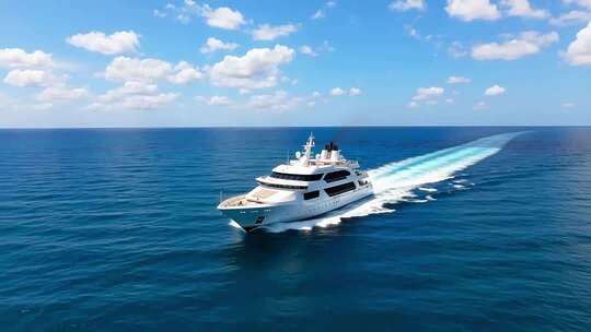 豪华游艇 小游轮海上航行