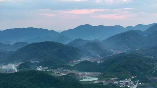 宁静的山村 烟青色的山村