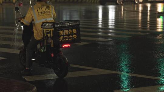 下雨天里的外卖小哥