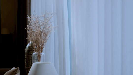室内设计窗边的干花与白色台灯