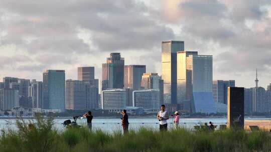 城市海边人们休闲的景象