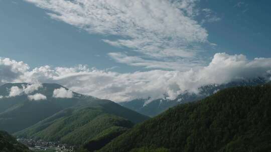 山景上的多云天空