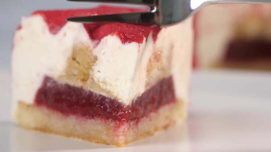 用甜品叉切一块草莓蛋糕