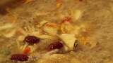 沸腾的野生菌菇汤高清在线视频素材下载