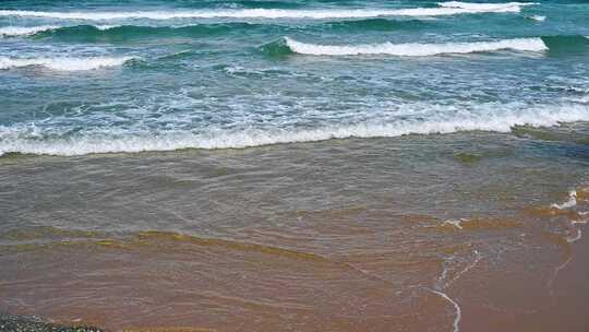 海南海边海浪与沙滩