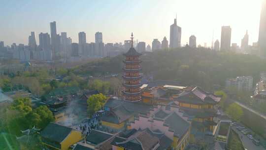 南京玄武区玄武湖古鸡鸣寺游客观赏樱花人流视频素材模板下载