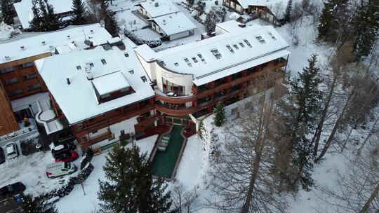 酒店被白雪皑皑的阿尔卑斯山景色包围。