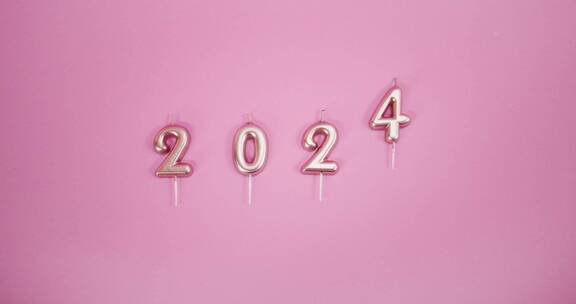 粉色背景下的2024粉色蜡烛