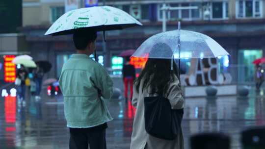 下雨城市行人