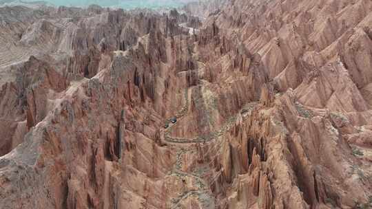 壮观的新疆天山红棕色高山峡谷航拍景象