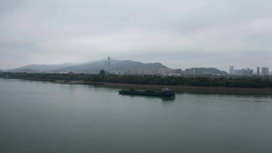 航拍行驶在湘江上的船只