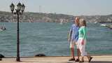 土耳其伊斯坦布尔博斯普鲁斯河散步的夫妇高清在线视频素材下载