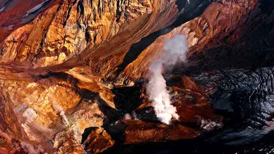 活火山空中冒出的烟