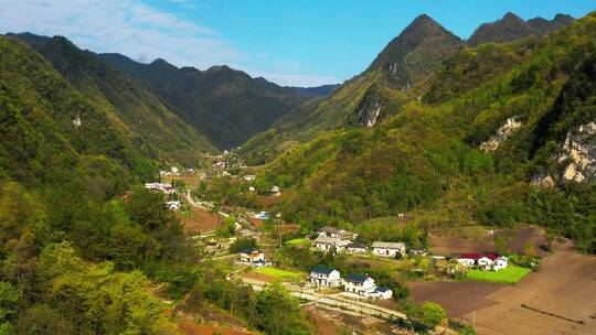 山谷中隐秘的古村