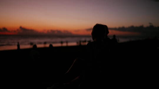 巴厘岛海边日落情侣火烧云