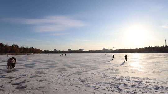 长春南湖落日实拍延时摄影冬日湖面人群