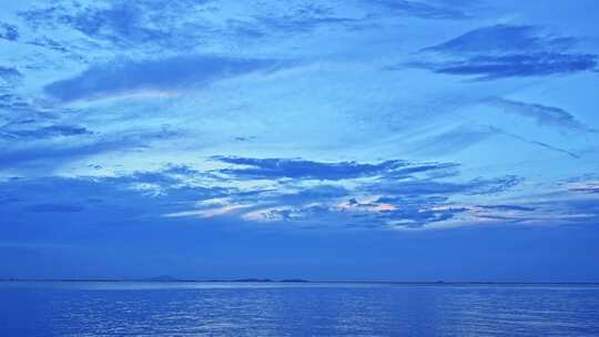 傍晚大海海面蓝调海水礁石波纹静谧风光