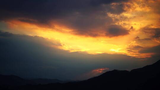 唯美傍晚天空日落夕阳黄昏傍晚天空云朵延时视频素材模板下载