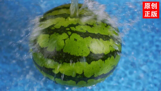 夏日切西瓜无籽西瓜水滴浇水升格实拍