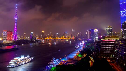 江边的上海五彩缤纷的城市灯光