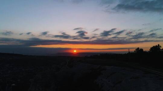 夕阳笼罩着黑暗的风景