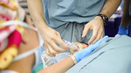 婴儿在医院接受腭裂手术