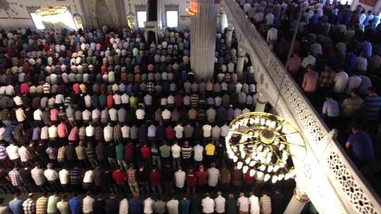在清真寺祈祷的人的俯视图