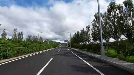 开车行驶在草原天路 草原风景 草原道路