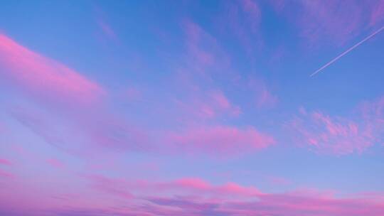 天空中的粉色祥云