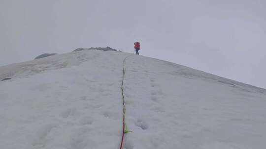 登顶川西格聂山区阿萨贡格雪山的登山者下撤