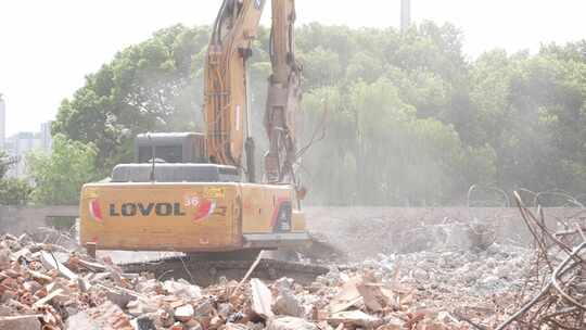 挖掘机在拆除建筑垃圾视频素材模板下载