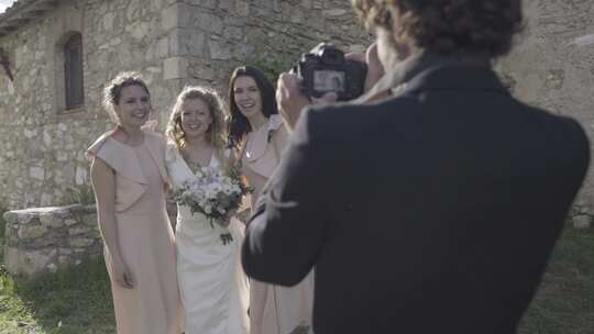 摄影师在户外拍摄新娘和伴娘