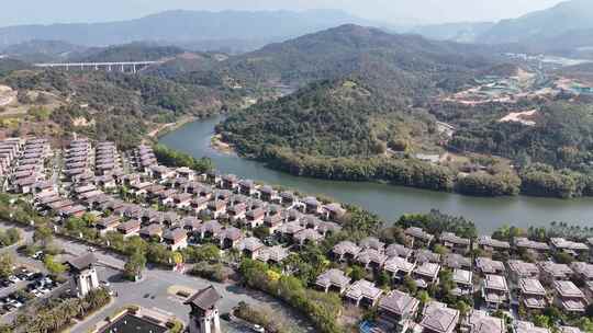 依山傍水的大型别墅区鸟瞰全景