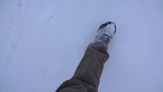 雪地行走脚步