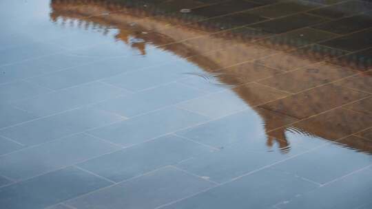 倒影在水中的故宫建筑和雨滴升格慢镜头