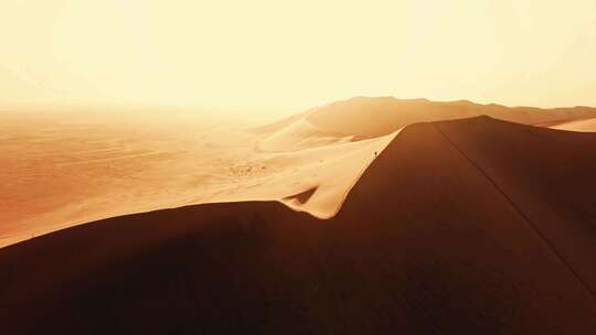 FPV无人机航拍沙漠日出金字塔沙丘骆驼游客视频素材模板下载