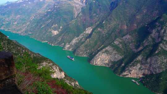 船舶行驶在风光秀丽的长江三峡巫峡