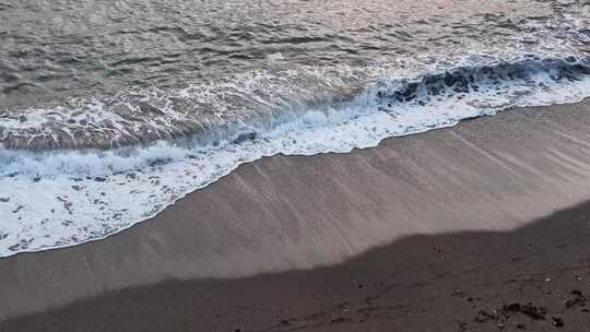 海浪撞击海滩海岸