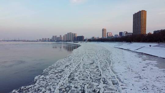 松花江封江流冰