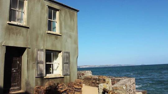 渔村的老房子靠近海边