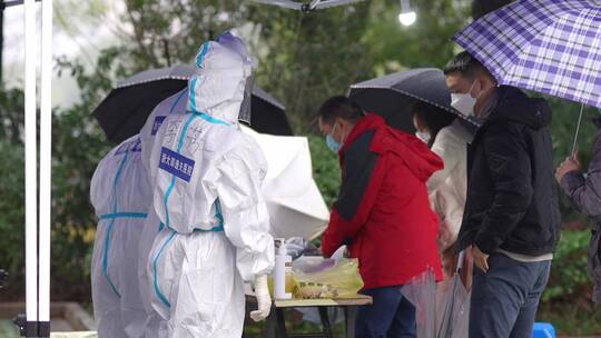 杭州加油滨江区全民冒雨新冠防疫核酸检测